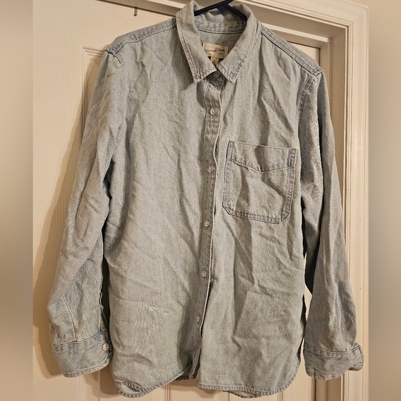 Universal Thread Tops - NWT Women's Relaxed Fit Button Up Denim Shirt. Size:XL.